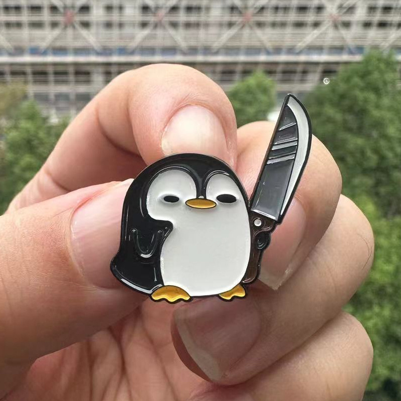 Edc Everyday Carry Knives - Komik Penguen Holding Büyük Bıçak Broş
